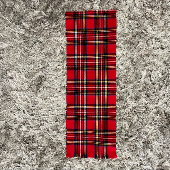 Le chateau unisex red multicoloured plaid made in Korea scarf. Used. - Picture 3 of 8